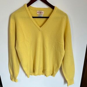 Vintage size 38 yellow Alan Paine 100% Lambswool sweater